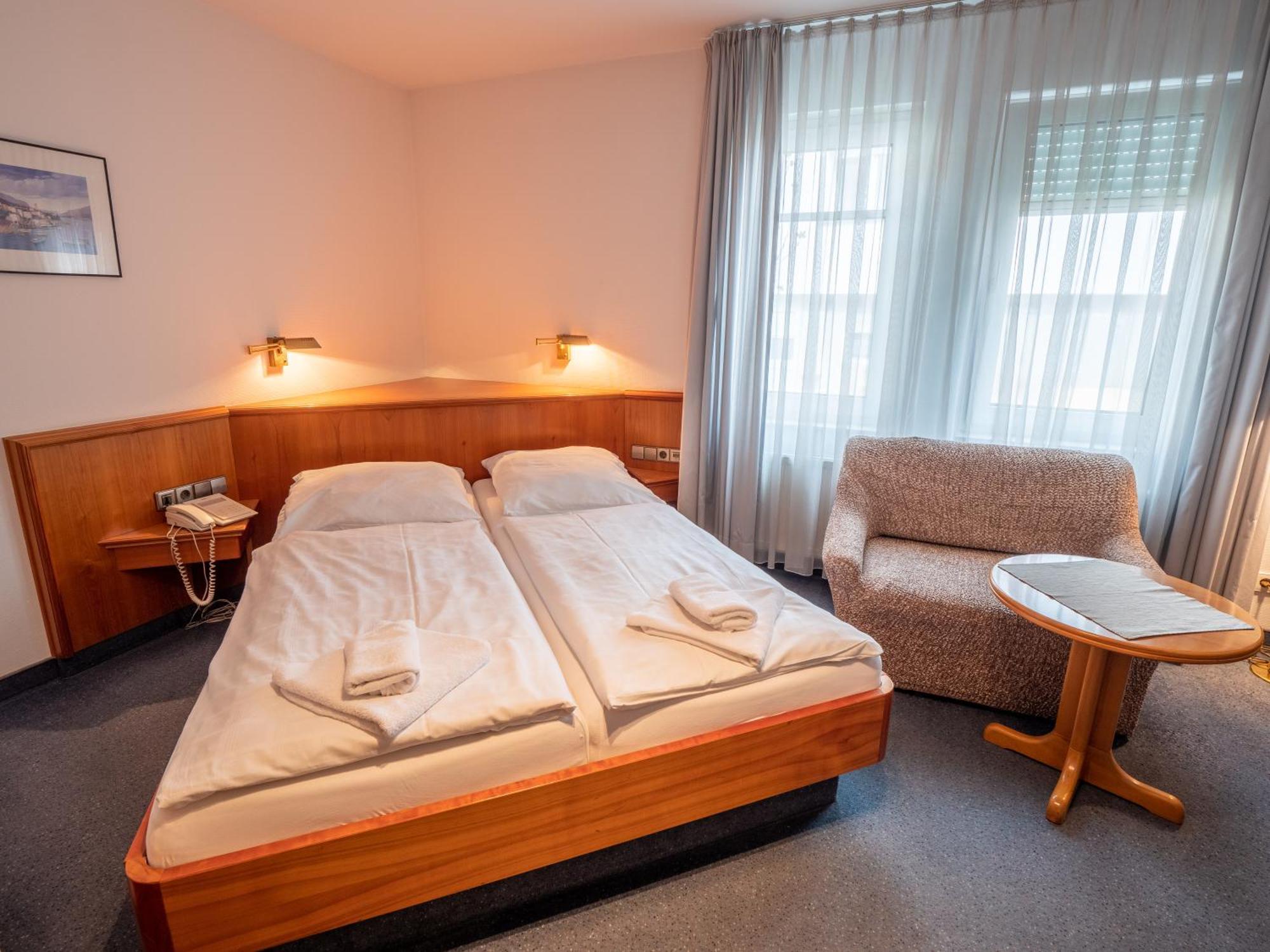 Hotel Pflum Mit Gaestehaus Nuertingen Quarto foto